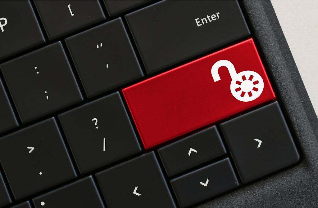 Tastatur mit einem aufgedruckten offenen Schloss auf einer Taste