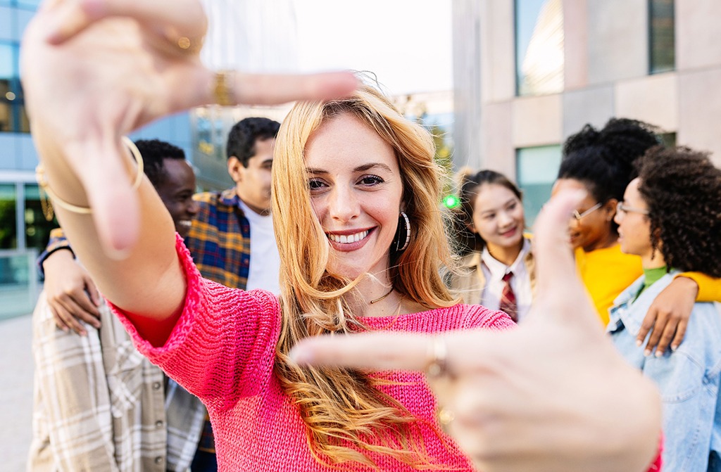 Person fokussiert mit Fingern