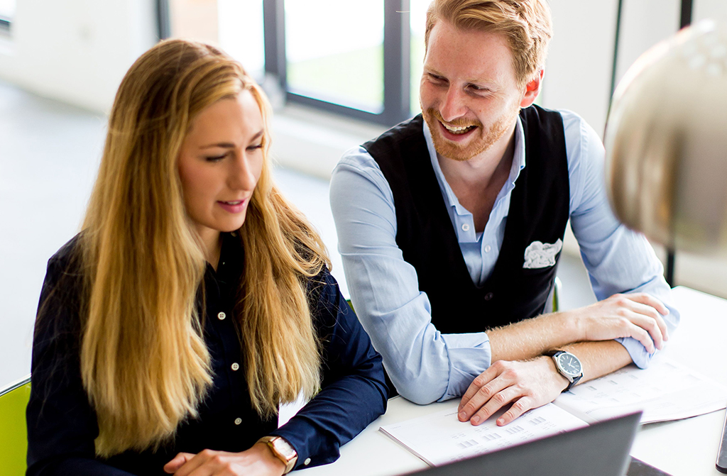 Personen diskutieren Marketing Strategien