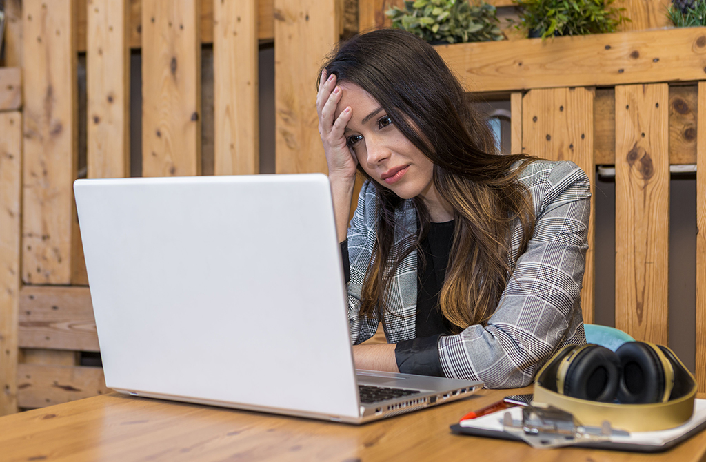 Person sitzt am Laptop, verzweifelt