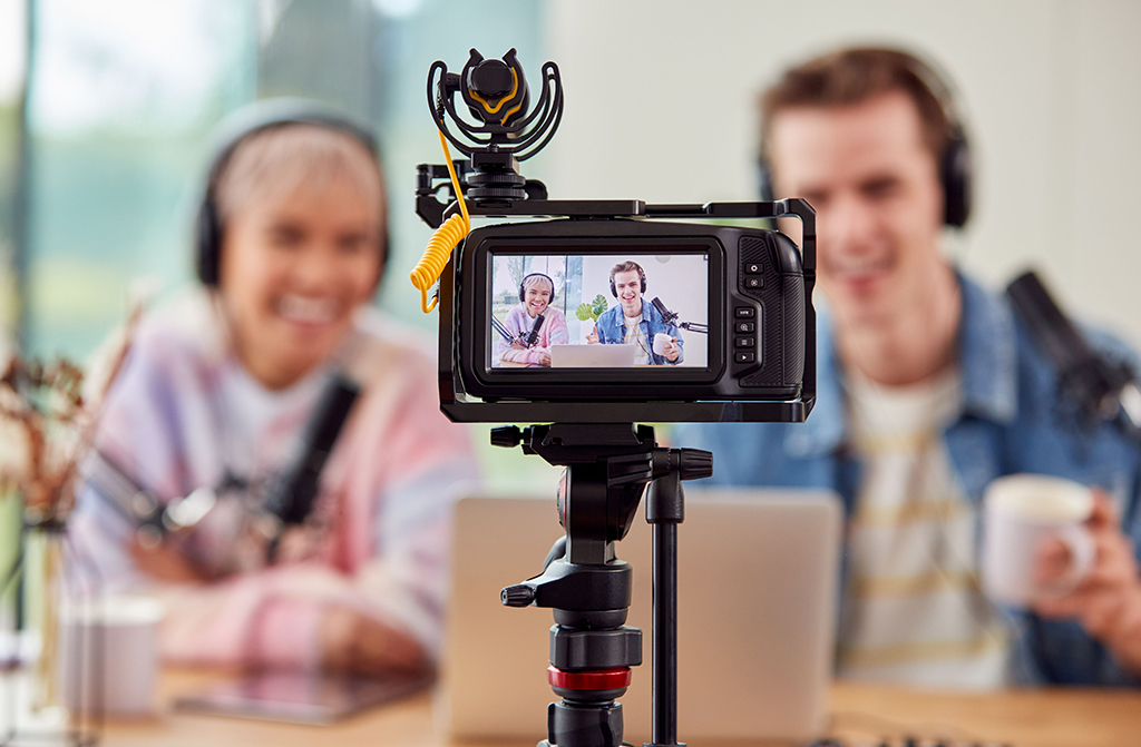 Zwei Personen drehen ein Marketing Video zusammen