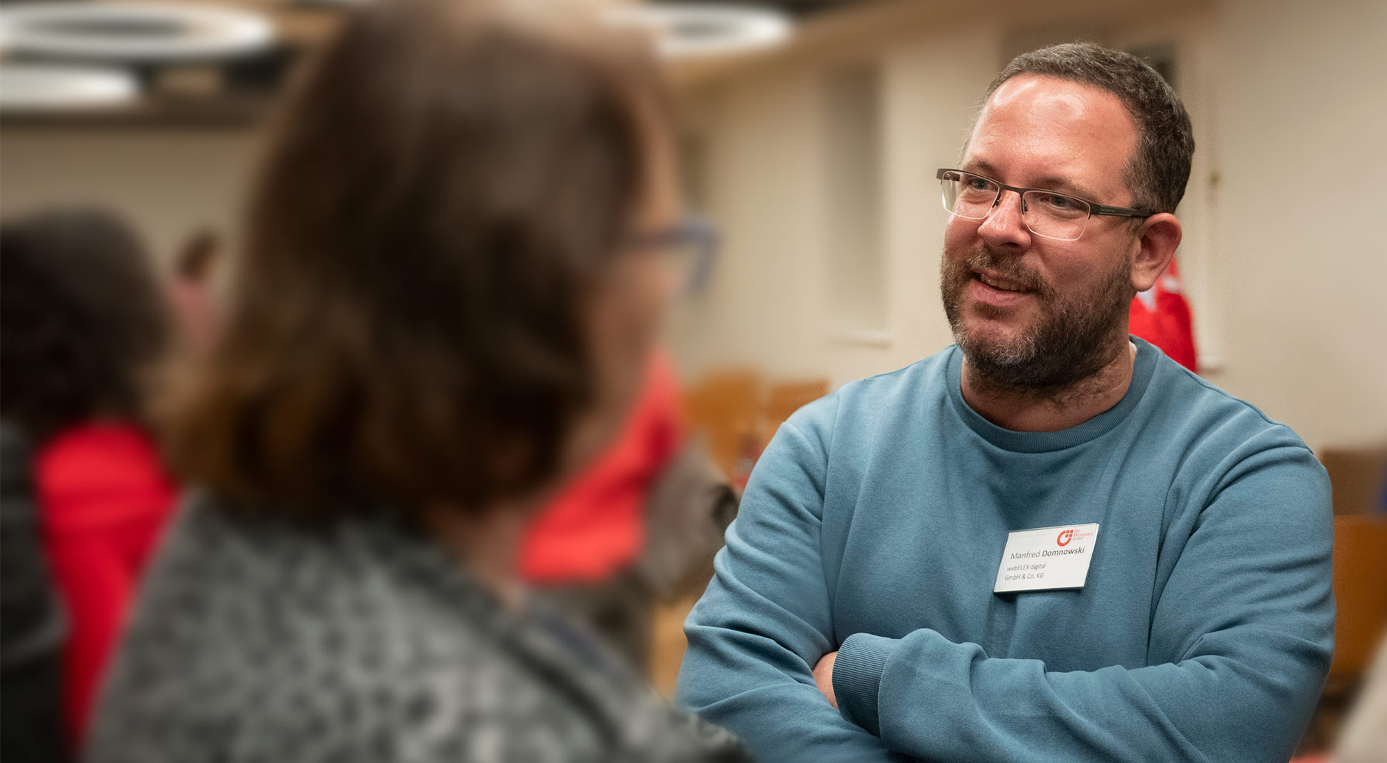 Manfred Domnowski berät einen Kunden