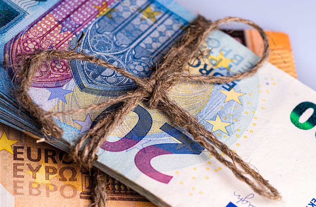 Ein Stapel von Euro Scheinen